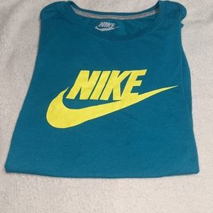 Nike Slim Fit Women's Tee
